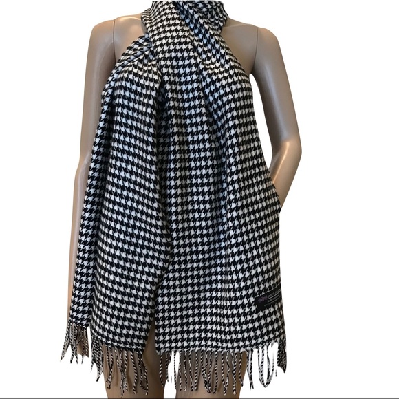 100% Cashmere Black & White Houndstooth Scarf - Picture 3 of 5